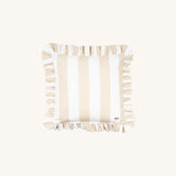 another mondaen Outdoor Kissen Wille Ruffled Charm Beige quadratisch – gestreiftes Designkissen in Beige-Weiß mit handgefertigter Rüschenkante aus der VACANCES Kollektion