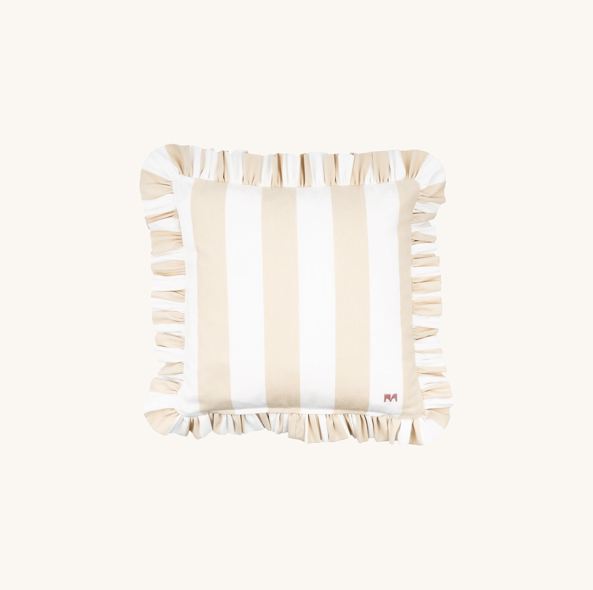 another mondaen Outdoor Kissen Wille Ruffled Charm Beige quadratisch – gestreiftes Designkissen in Beige-Weiß mit handgefertigter Rüschenkante aus der VACANCES Kollektion