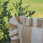 Detailaufnahme des another mondaen Outdoor Kissens Ruffled Charm Beige – beige-weiß gestreifter Outdoor Stoff mit handgefertigter Rüschenkante