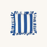 another mondaen Outdoor Kissen Wille Ruffled Charm Blue quadratisch – gestreiftes Designkissen in Blau-Weiß mit handgefertigter Rüschenkante aus der VACANCES Kollektion