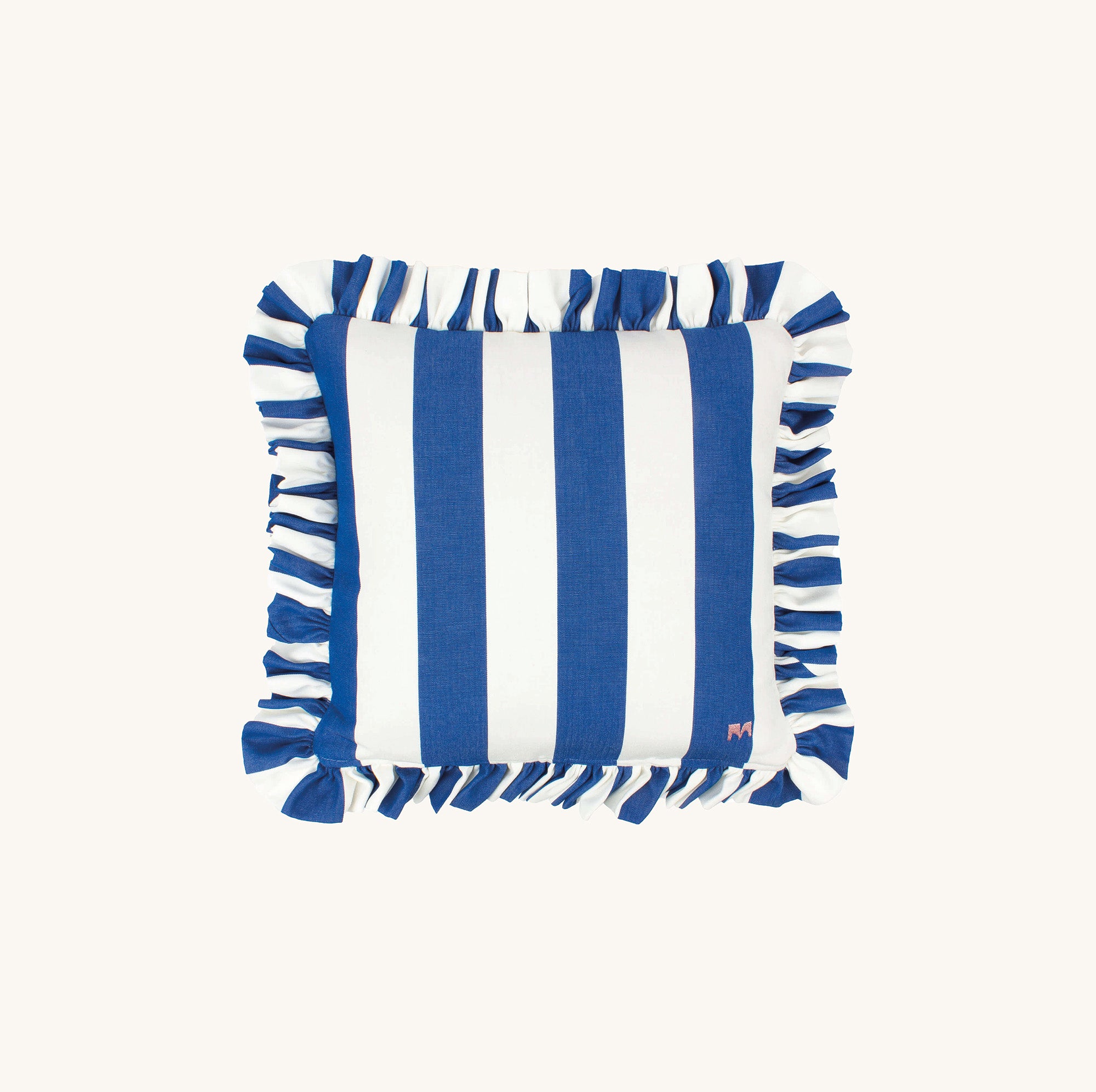 another mondaen Outdoor Kissen Wille Ruffled Charm Blue quadratisch – gestreiftes Designkissen in Blau-Weiß mit handgefertigter Rüschenkante aus der VACANCES Kollektion