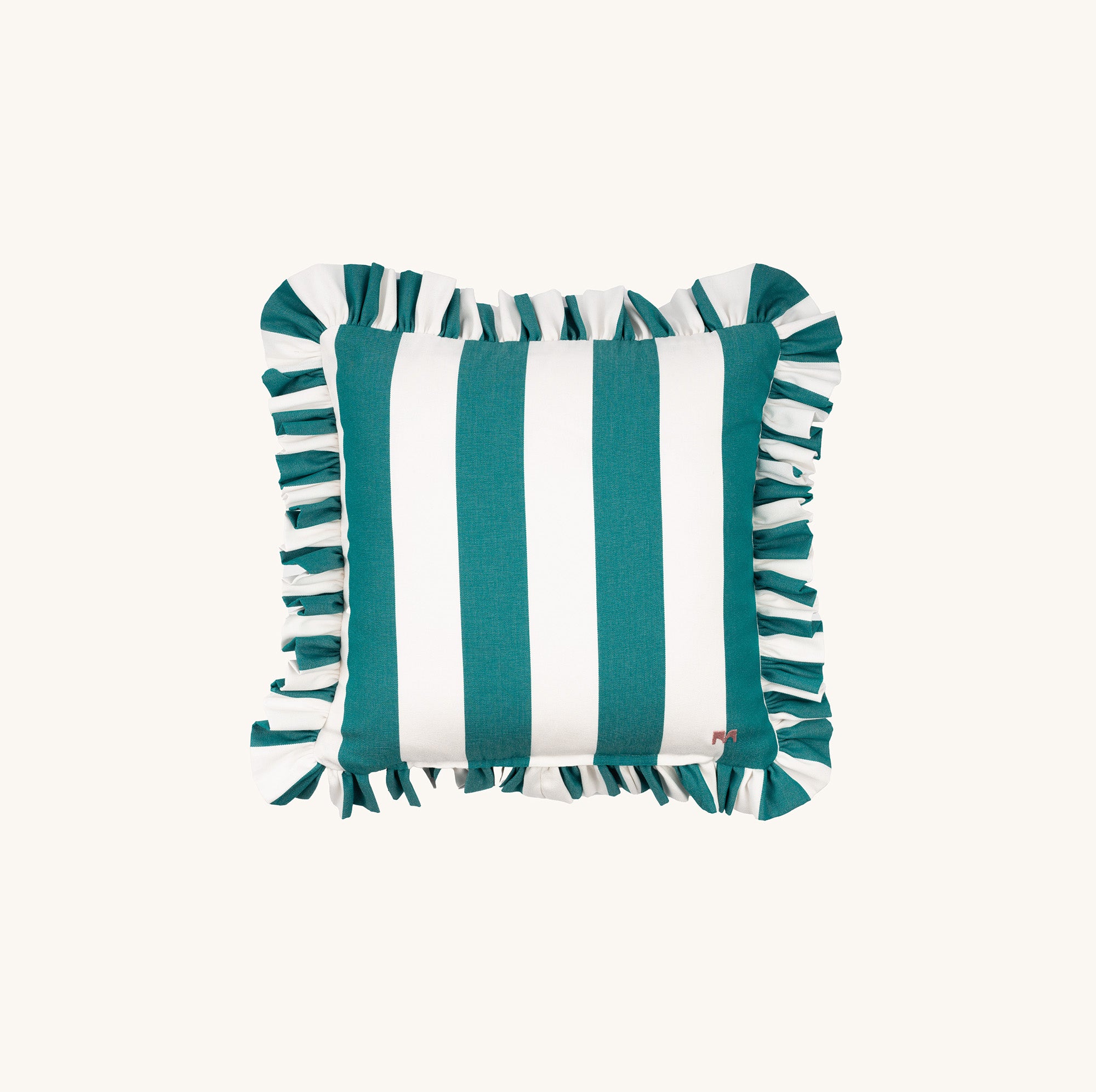 another mondaen Outdoor Kissen Wille Ruffled Charm Forest quadratisch – gestreiftes Designkissen in Grün-Weiß mit handgefertigter Rüschenkante aus der VACANCES Kollektion
