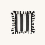 another mondaen Outdoor Kissen Wille Ruffled Charm Graphit quadratisch – gestreiftes Designkissen in schwarz-Weiß mit handgefertigter Rüschenkante aus der VACANCES Kollektion