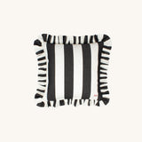 another mondaen Outdoor Kissen Wille Ruffled Charm Graphit quadratisch – gestreiftes Designkissen in schwarz-Weiß mit handgefertigter Rüschenkante aus der VACANCES Kollektion