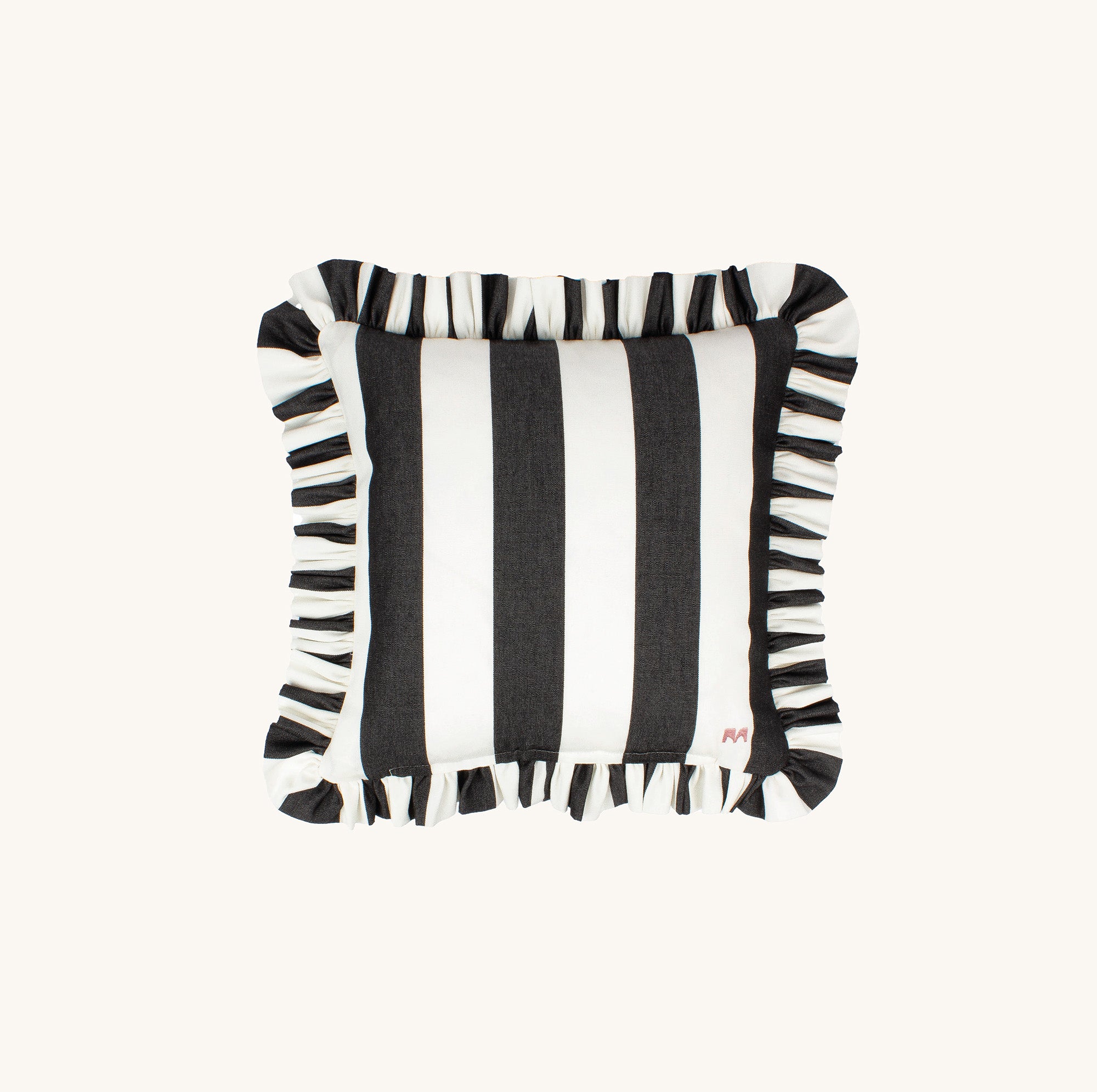 another mondaen Outdoor Kissen Wille Ruffled Charm Graphit quadratisch – gestreiftes Designkissen in schwarz-Weiß mit handgefertigter Rüschenkante aus der VACANCES Kollektion