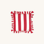 another mondaen Outdoor Kissen Wille Ruffled Charm Red quadratisch – gestreiftes Designkissen in Rot-Weiß mit handgefertigter Rüschenkante aus der VACANCES Kollektion