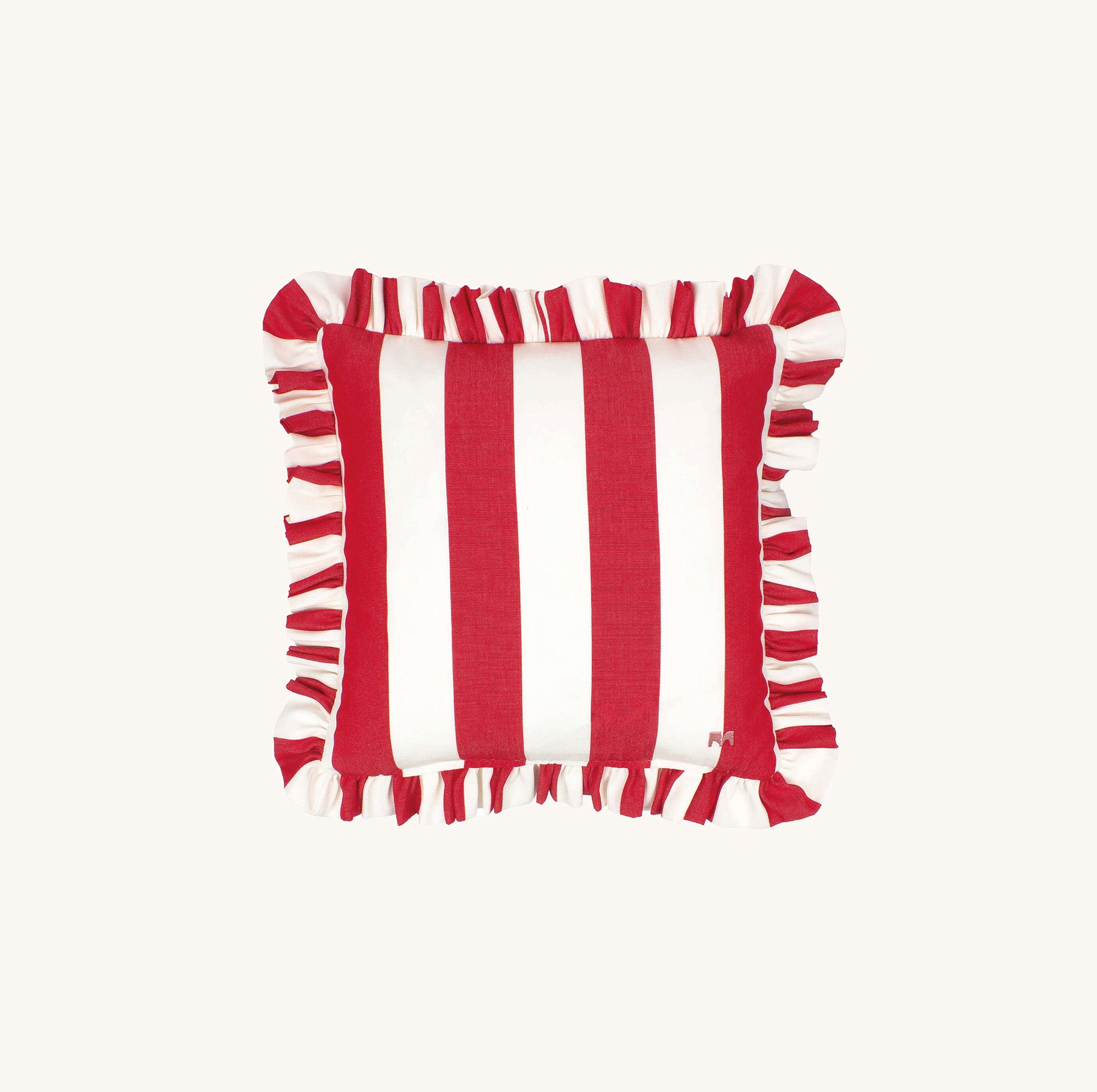 another mondaen Outdoor Kissen Wille Ruffled Charm Red quadratisch – gestreiftes Designkissen in Rot-Weiß mit handgefertigter Rüschenkante aus der VACANCES Kollektion