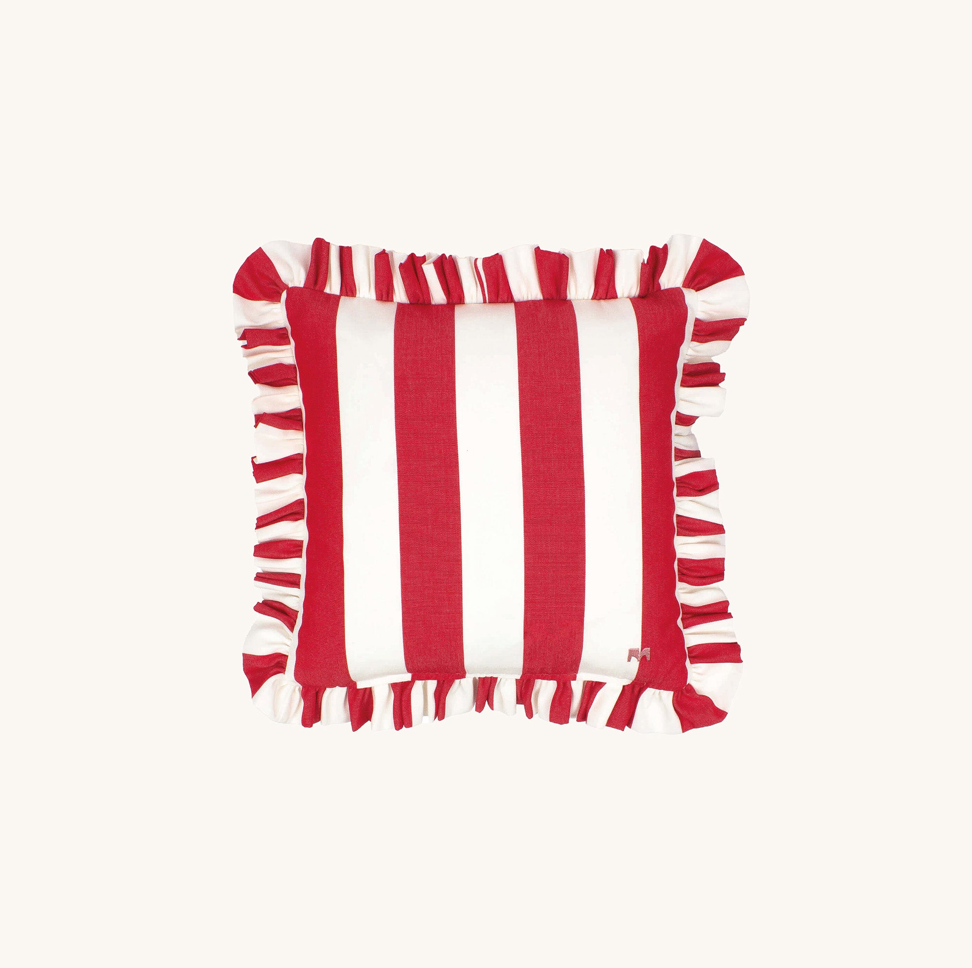 another mondaen Outdoor Kissen Wille Ruffled Charm Red quadratisch – gestreiftes Designkissen in Rot-Weiß mit handgefertigter Rüschenkante aus der VACANCES Kollektion