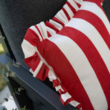 Detailaufnahme des another mondaen Outdoor Kissens Ruffled Charm Red – rot-weiß gestreifter Outdoor Stoff mit handgefertigter Rüschenkante