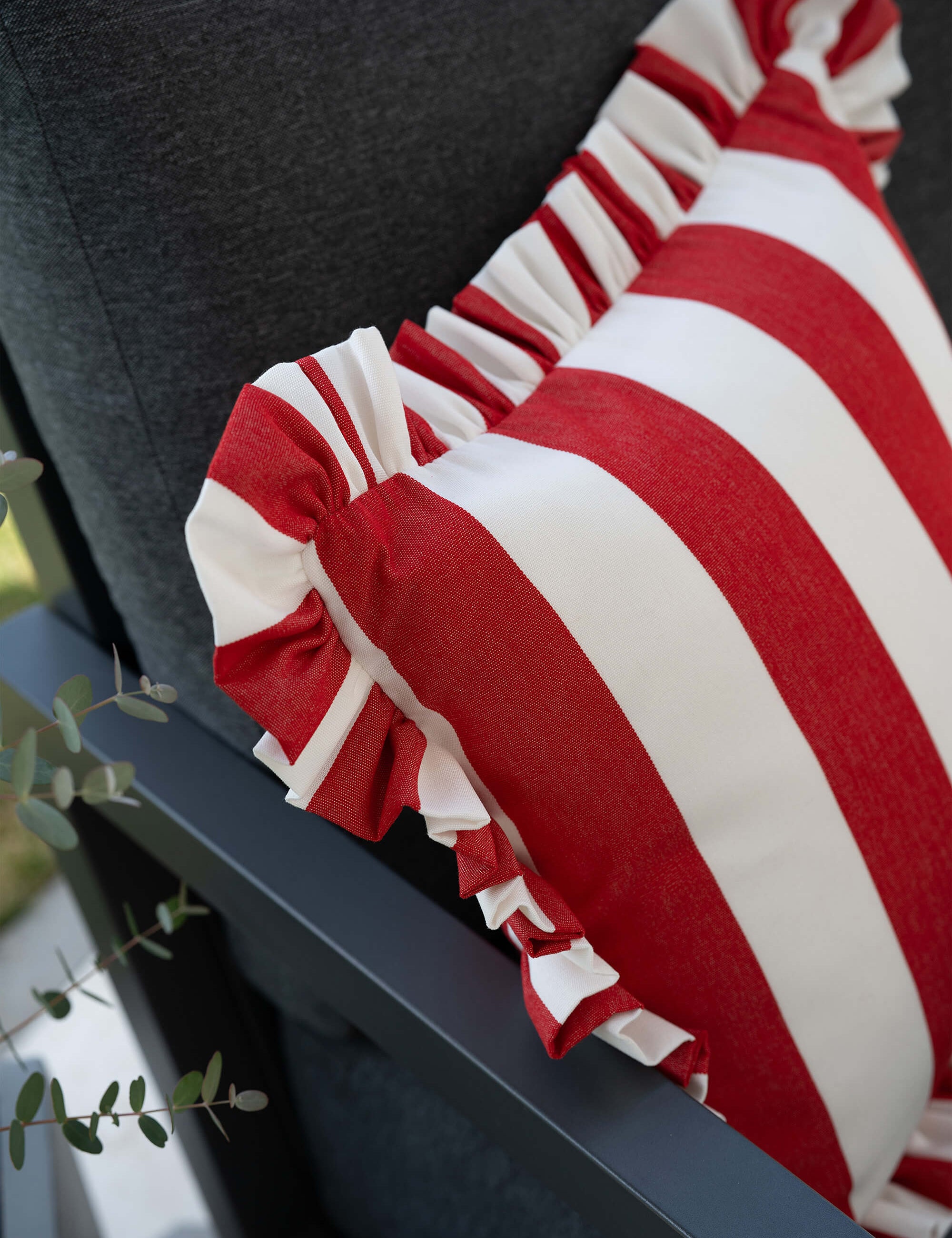 Detailaufnahme des another mondaen Outdoor Kissens Ruffled Charm Red – rot-weiß gestreifter Outdoor Stoff mit handgefertigter Rüschenkante