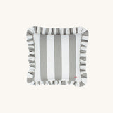 another mondaen Outdoor Kissen Wille Ruffled Charm Stone quadratisch – gestreiftes Designkissen in Grau-Weiß mit handgefertigter Rüschenkante aus der VACANCES Kollektion