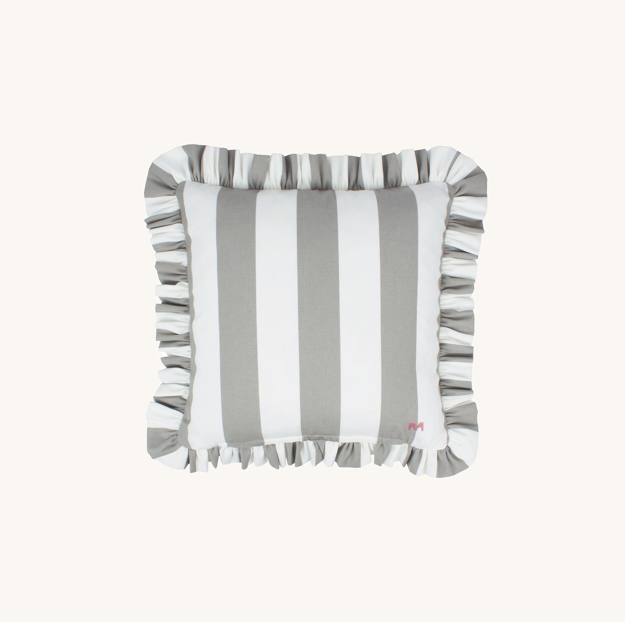 another mondaen Outdoor Kissen Wille Ruffled Charm Stone quadratisch – gestreiftes Designkissen in Grau-Weiß mit handgefertigter Rüschenkante aus der VACANCES Kollektion