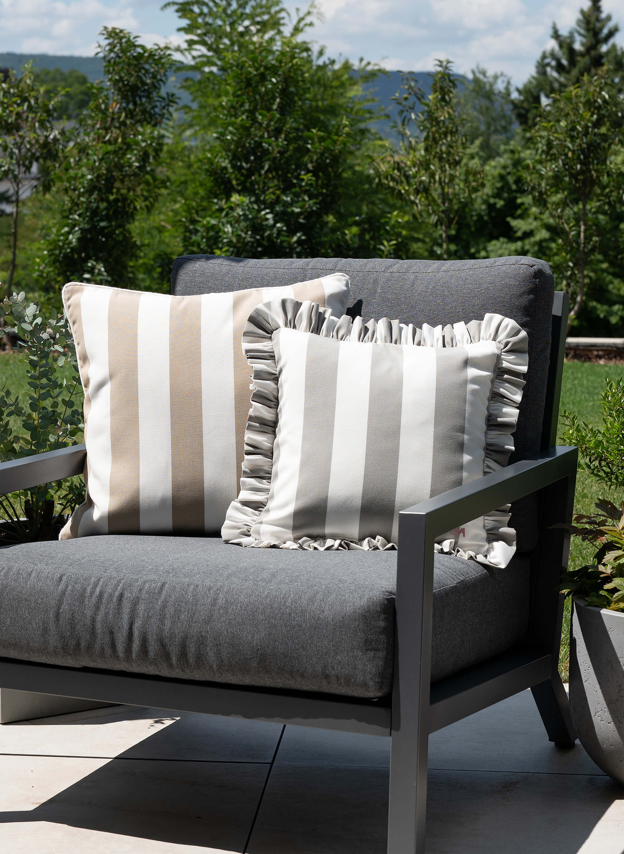 another mondaen Outdoor Kissen Classic Striped Taupe-Weiß und Ruffled Charm in grau-Weiß auf Gartenlounge – gestreifte Designkissen für Terrasse und Garten aus der VACANCES Kollektion