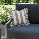another mondaen Outdoor Kissen Ruffled Charm Taupe auf Gartenlounge – Taupe-weiß gestreifte Designkissen für Terrasse und Garten aus der VACANCES Outdoor Kollektion
