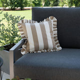 another mondaen Outdoor Kissen Ruffled Charm Taupe auf Gartenlounge – Taupe-weiß gestreifte Designkissen für Terrasse und Garten aus der VACANCES Outdoor Kollektion
