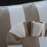 Detailaufnahme des another mondaen Outdoor Kissens Ruffled Charm Taupe – weiß gestreifter Outdoor Stoff mit handgefertigter Rüschenkante