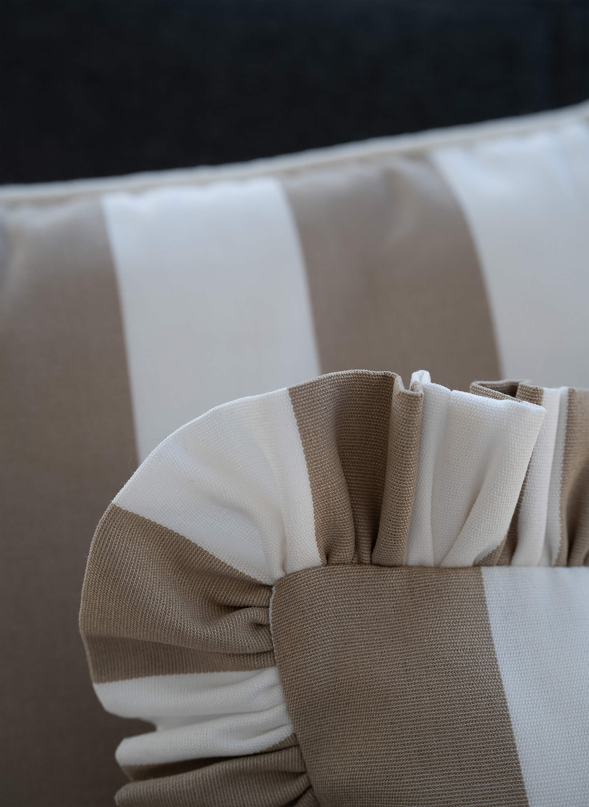 Detailaufnahme des another mondaen Outdoor Kissens Ruffled Charm Taupe – weiß gestreifter Outdoor Stoff mit handgefertigter Rüschenkante