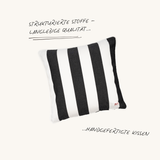 Outdoor Zierkissen Classic Stripes in Graphit und Weiß von another mondaen mit wetterfestem Stoff für Terrasse, Balkon und Garten