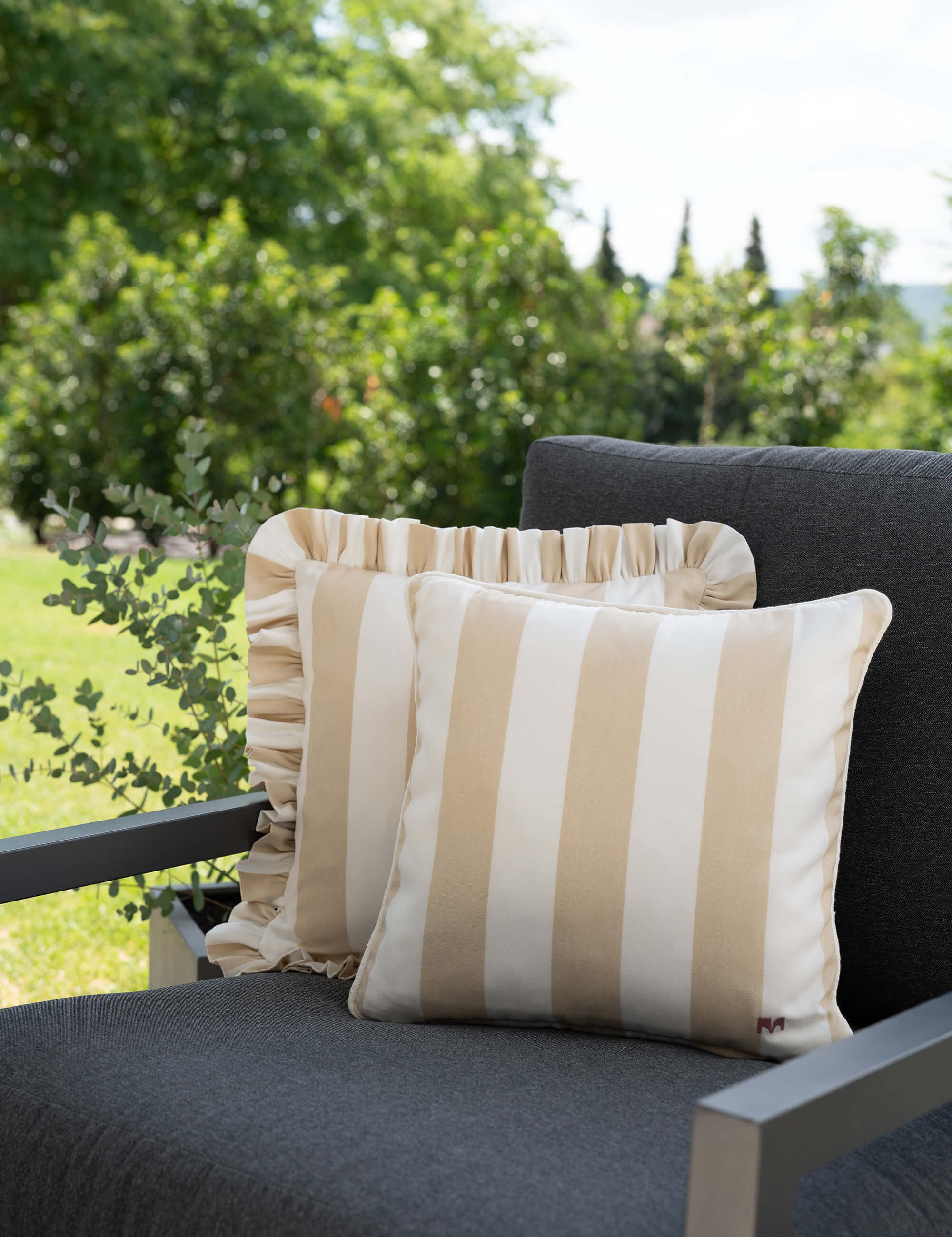 Outdoor Kissen Classic Striped beige und Ruffled Charm beige von another mondaen auf Gartenlounge – Designkissen für Terrasse und Balkon