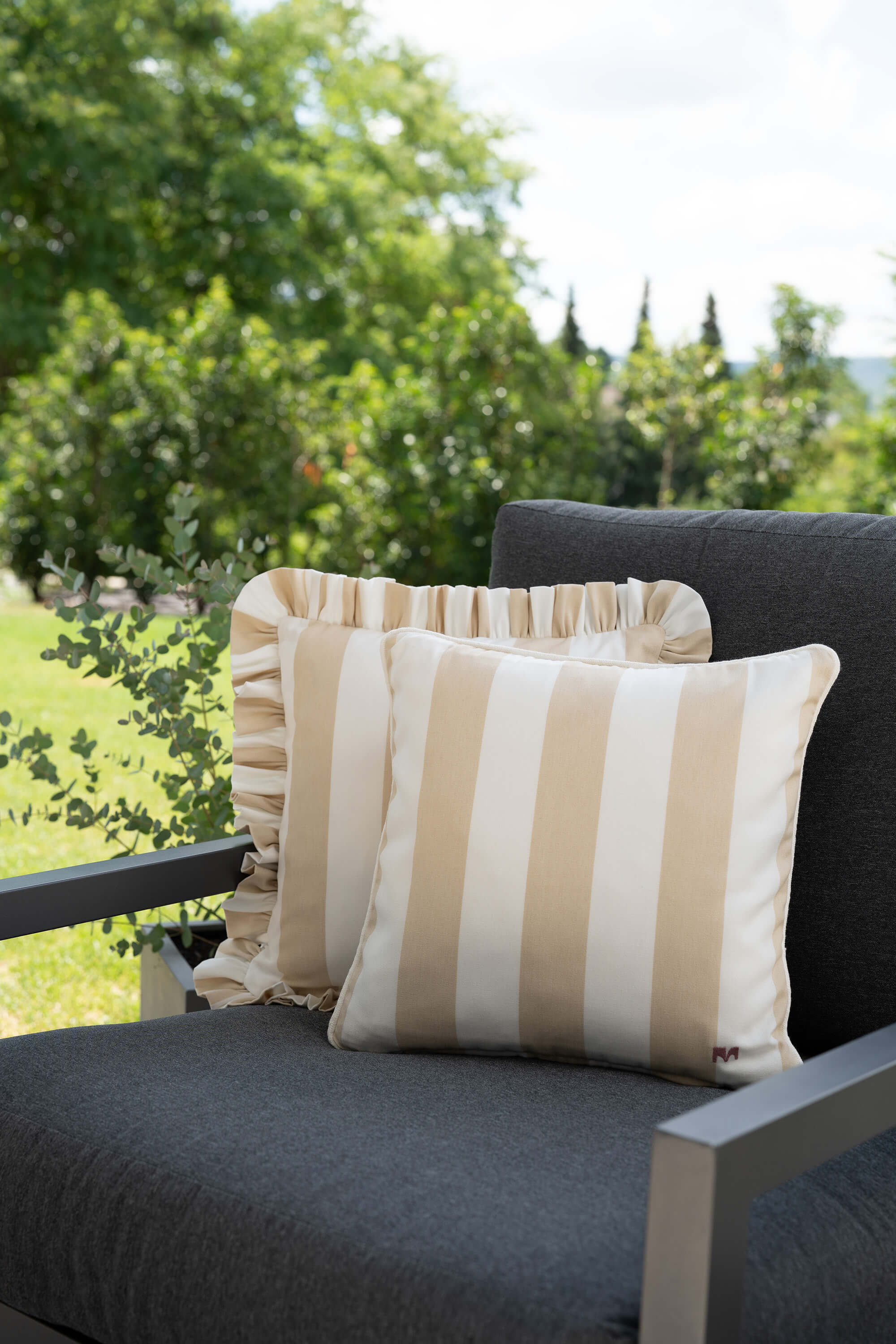 Outdoor Kissen Classic Striped beige und Ruffled Charm beige von another mondaen auf Gartenlounge – Designkissen für Terrasse und Balkon