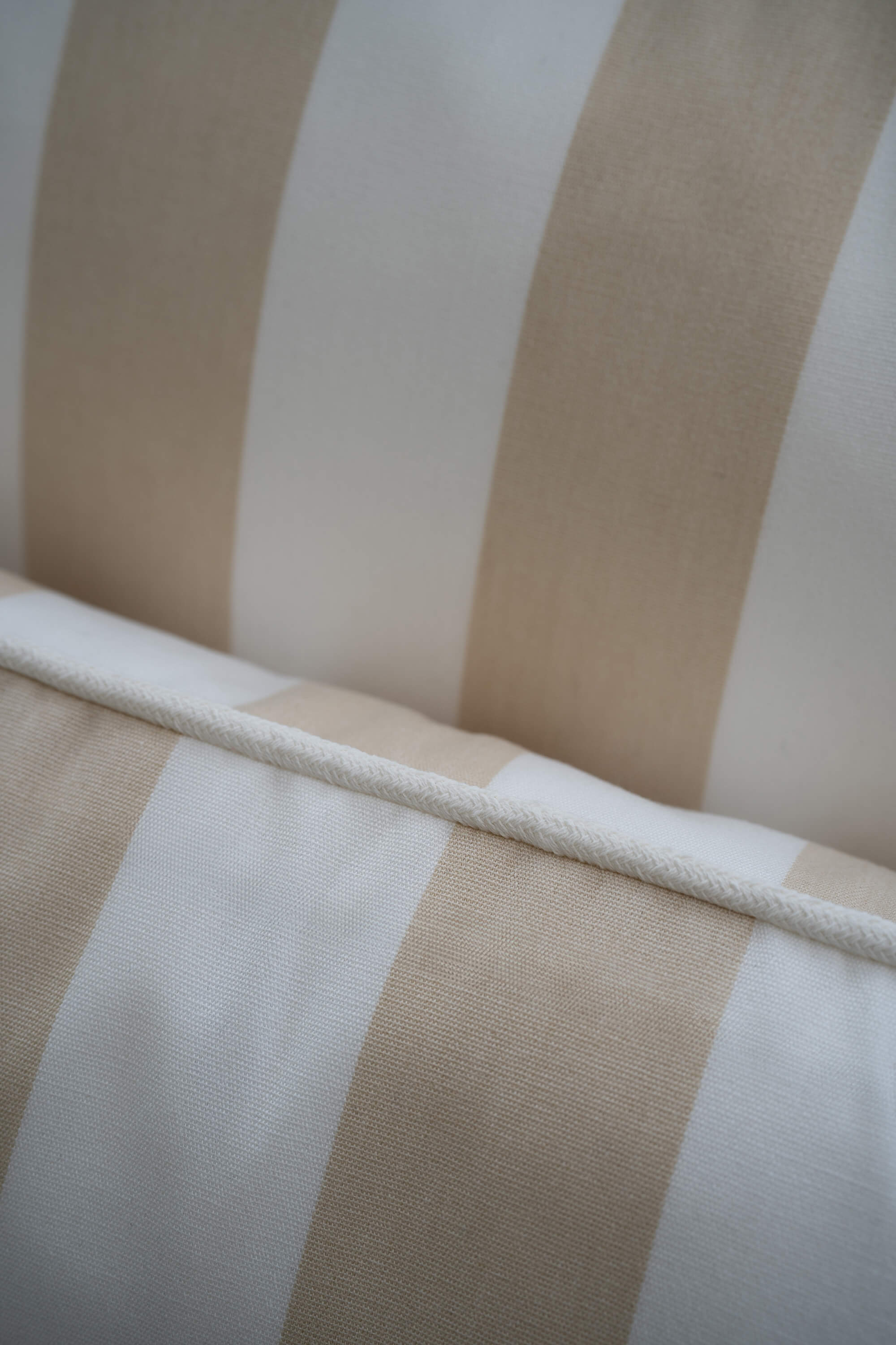 Detail des Outdoor Kissens Classic Striped Beige – wetterbeständiger Stoff mit gestreiftem Muster