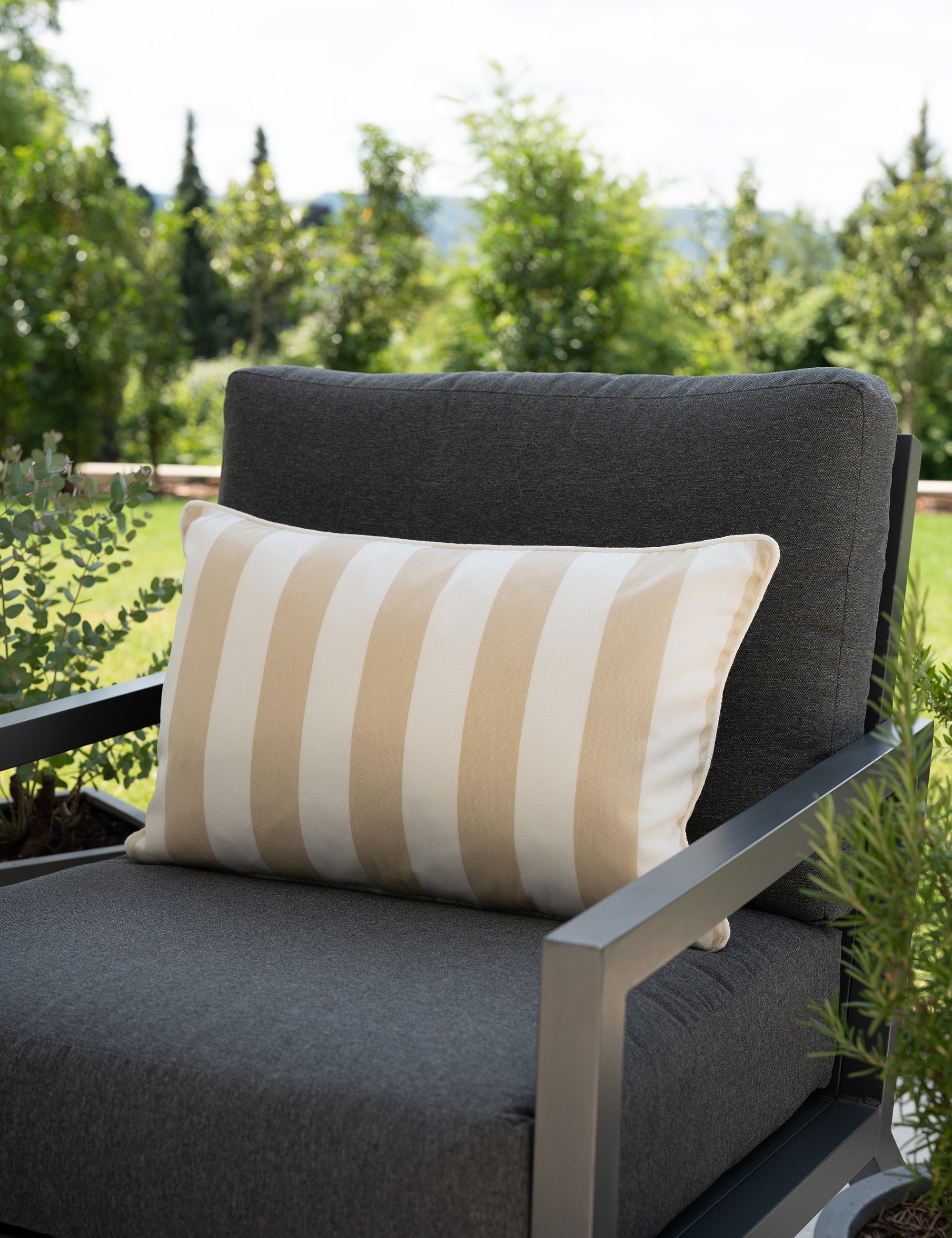 Outdoor Kissen Classic Striped Beige in 60x40 von another mondaen auf Gartenlounge – Designkissen für Terrasse und Balkon