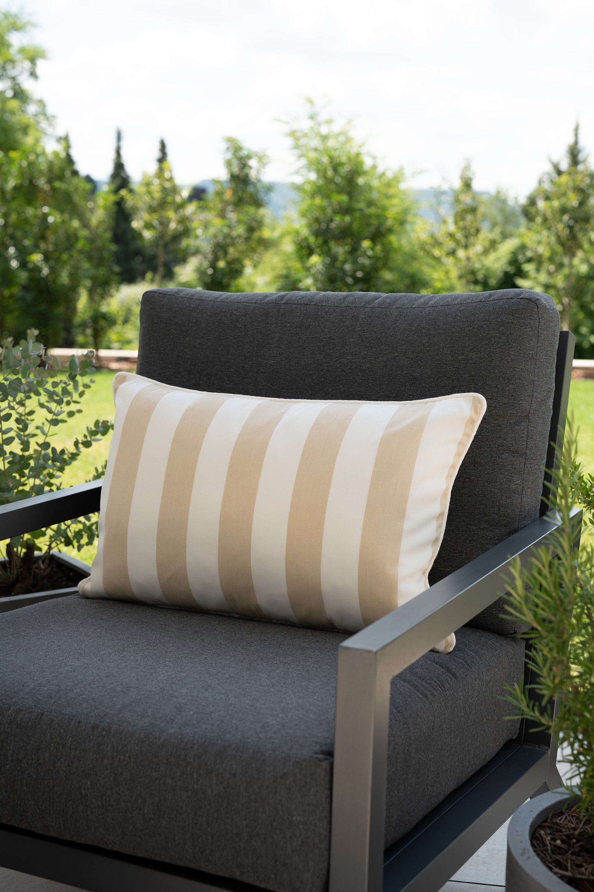 Outdoor Kissen Classic Striped Beige in 60x40 von another mondaen auf Gartenlounge – Designkissen für Terrasse und Balkon