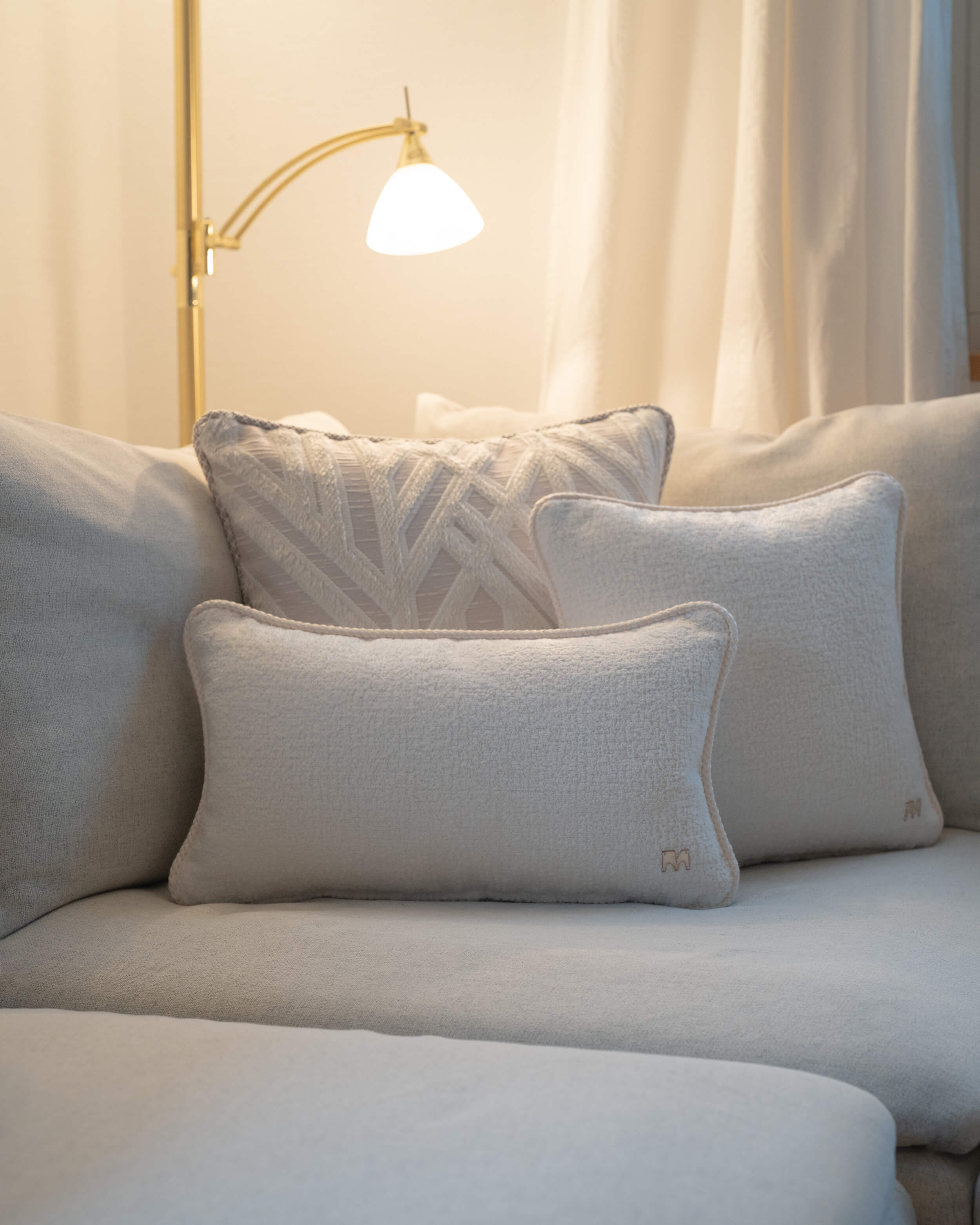 Weißes Uni Kissen in monochromer Interior-Inszenierung, Perspektive von vorne