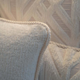 Weißes Teddy Uni Kissen mit feinem Keder-Detail