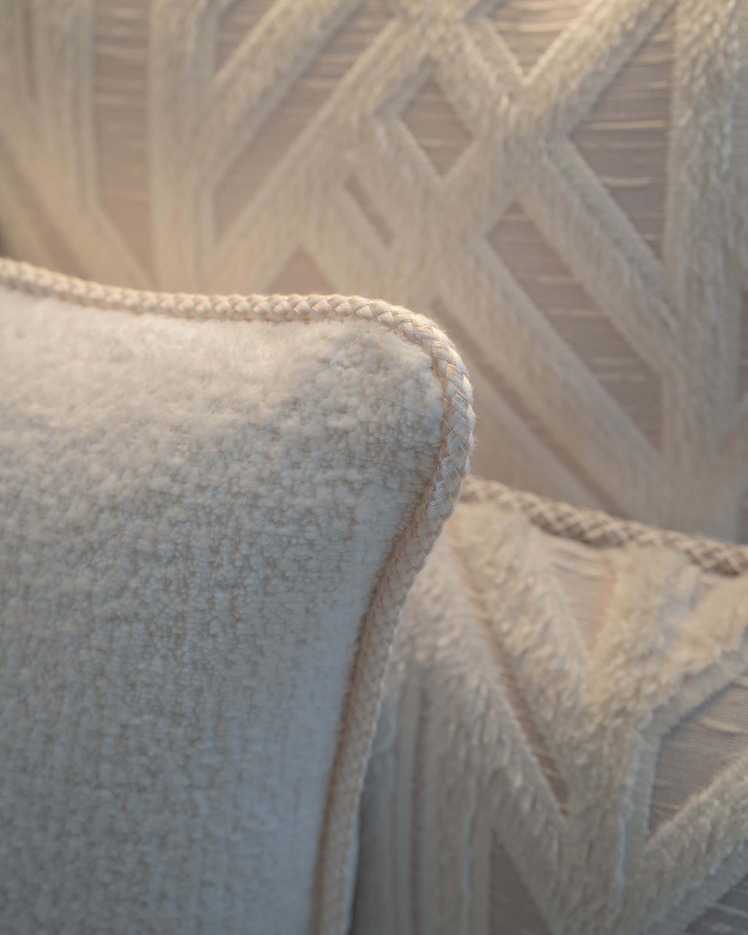 Weißes Teddy Uni Kissen mit feinem Keder-Detail