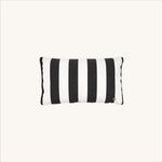 another mondaen Outdoor Kissen Classic Striped Graphit rechteckig – gestreiftes Designkissen für Terrasse und Garten