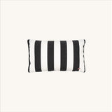 another mondaen Outdoor Kissen Classic Striped Graphit rechteckig – gestreiftes Designkissen für Terrasse und Garten