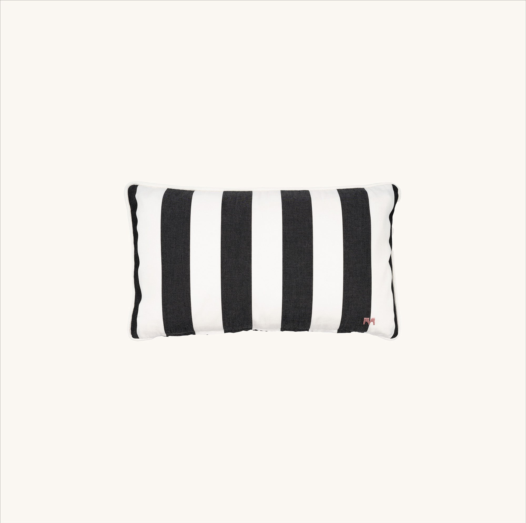 another mondaen Outdoor Kissen Classic Striped Graphit rechteckig – gestreiftes Designkissen für Terrasse und Garten
