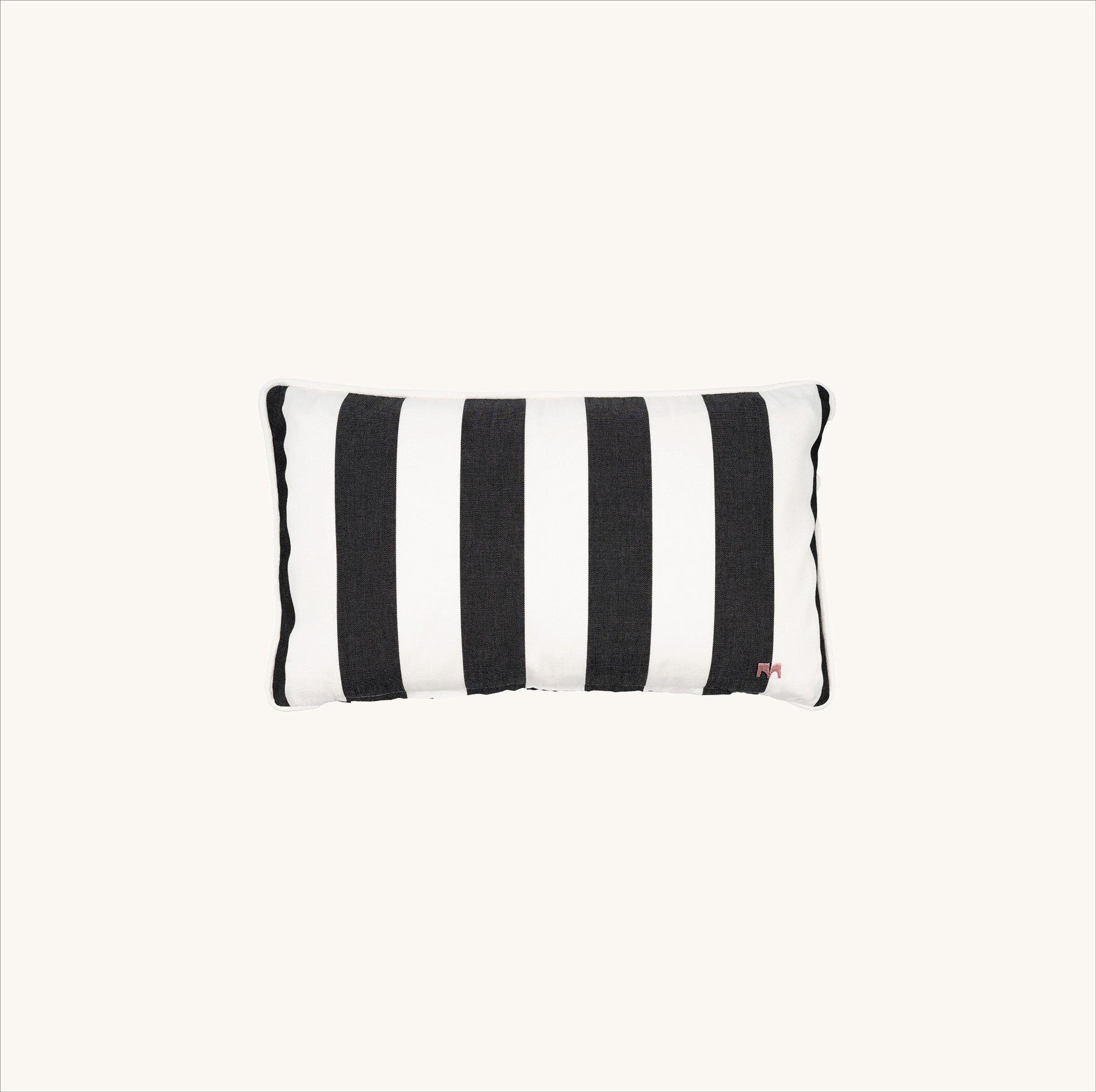 another mondaen Outdoor Kissen Classic Striped Graphit rechteckig – gestreiftes Designkissen für Terrasse und Garten