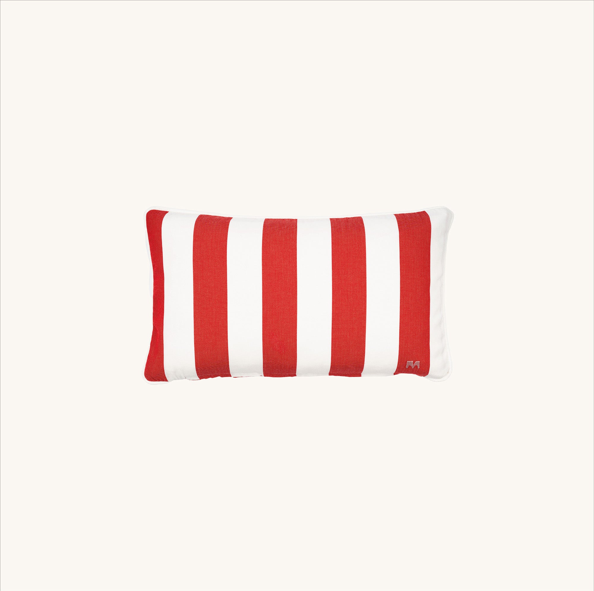 Detailaufnahme des another mondaen Outdoor Kissens Classic Striped red – wetterbeständiger Outdoor Stoff mit gestreiftem Design