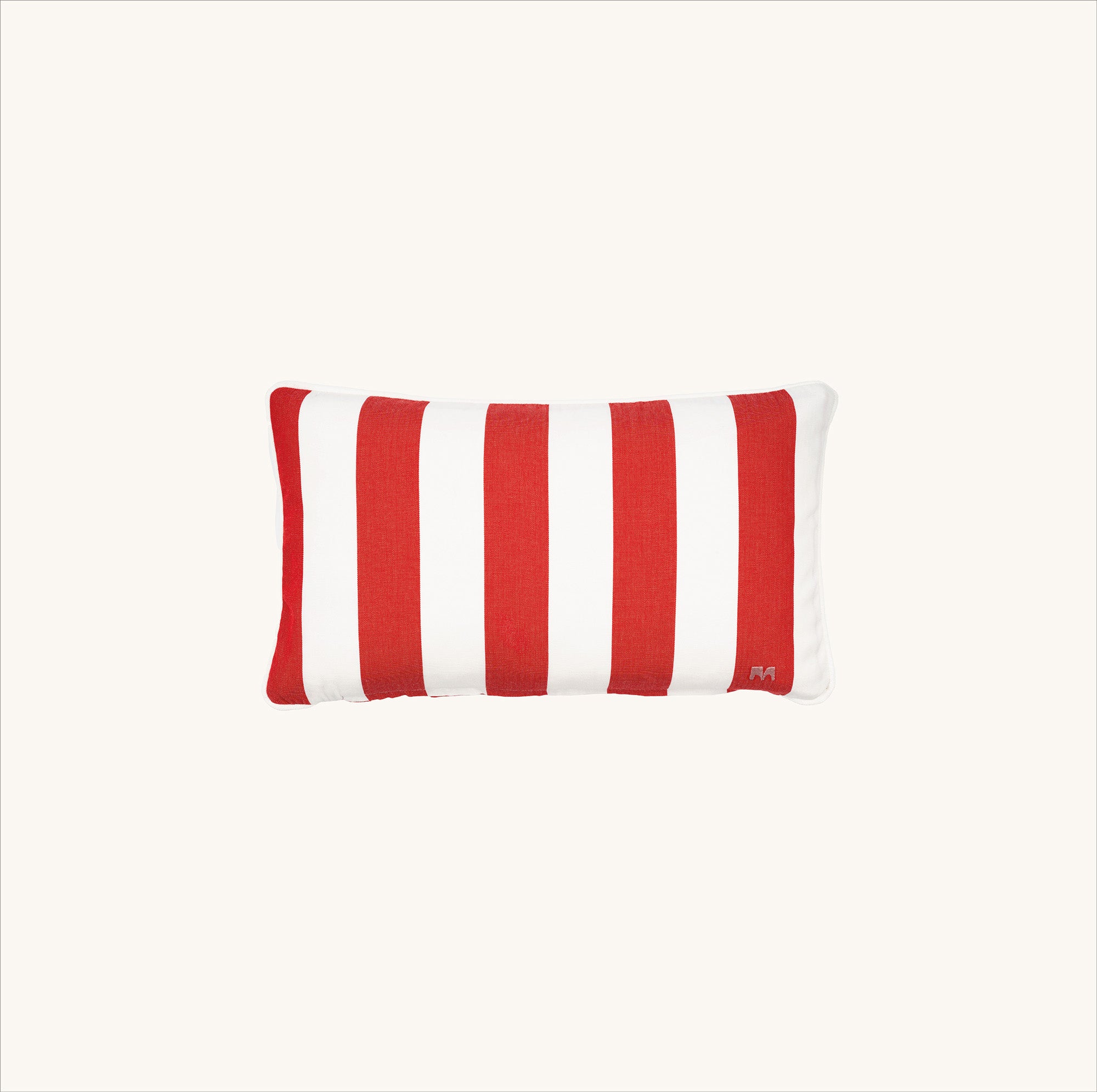 Detailaufnahme des another mondaen Outdoor Kissens Classic Striped red – wetterbeständiger Outdoor Stoff mit gestreiftem Design