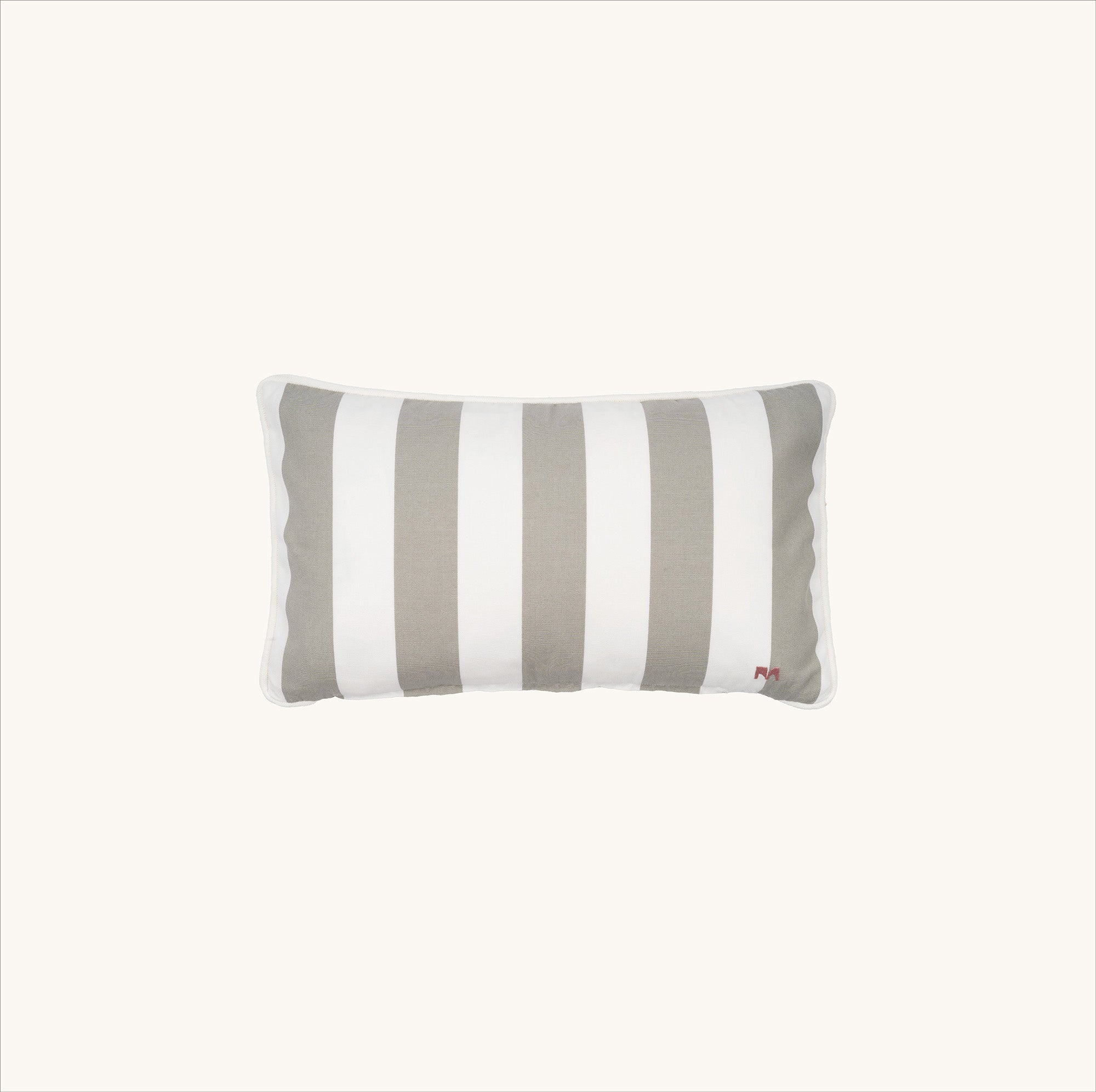 another mondaen Outdoor Kissen Classic Striped stone rechteckig – gestreiftes Designkissen für Terrasse und Garten