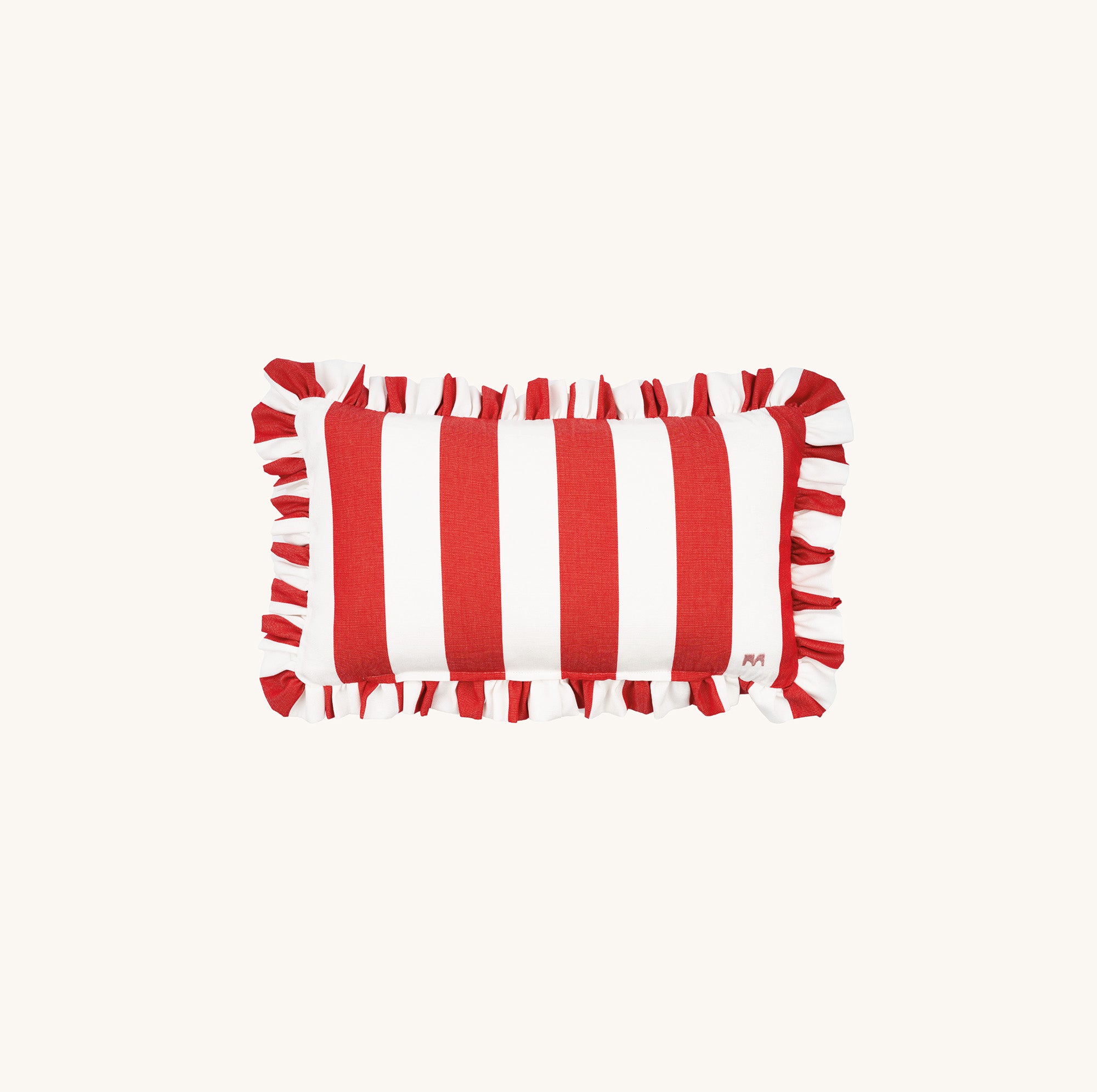 another mondaen Outdoor Kissen Erich Ruffled Charm Forest rechteckiges – gestreiftes Designkissen in Rot-Weiß mit handgefertigter Rüschenkante aus der VACANCES Kollektion