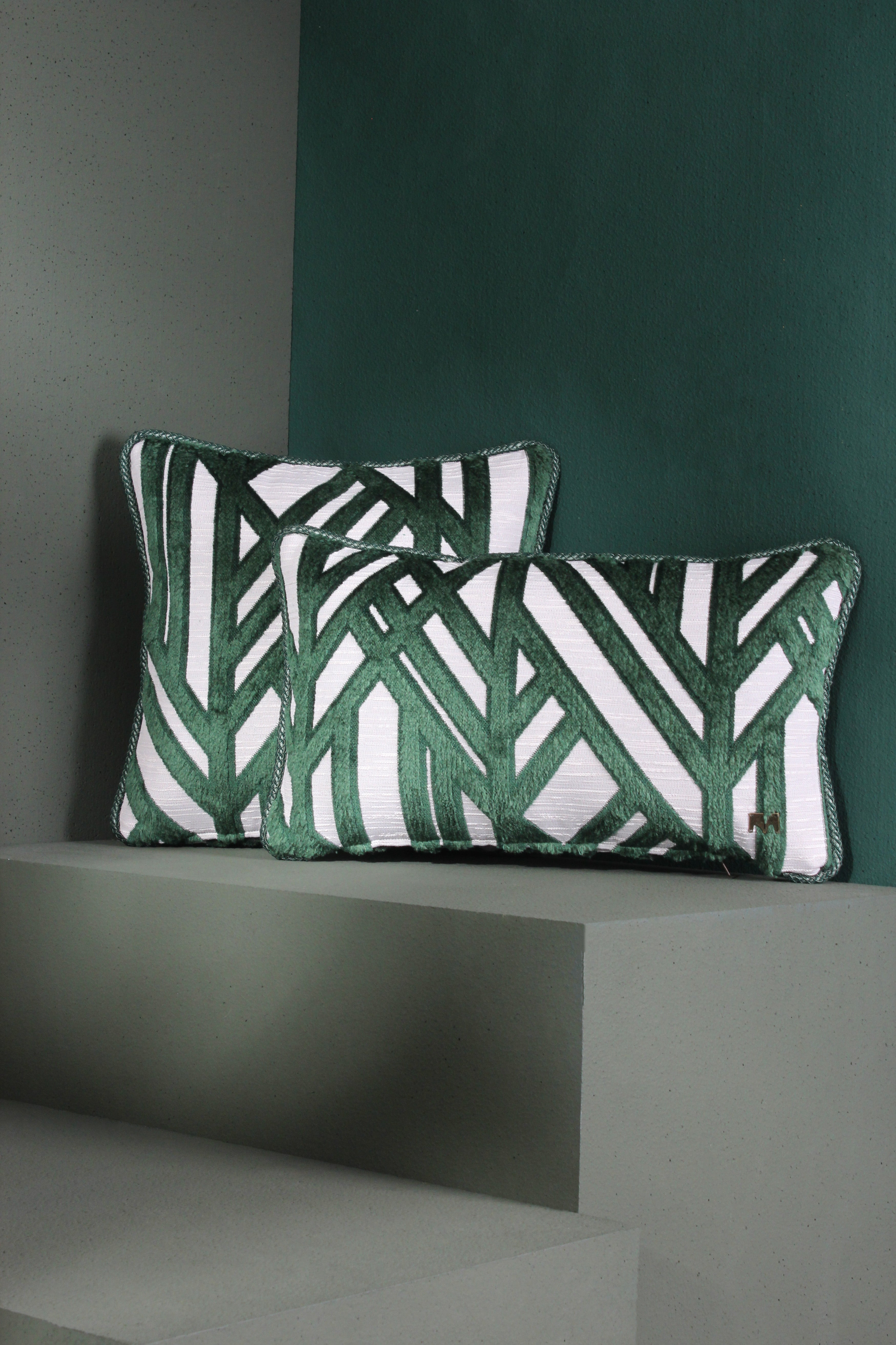 Geometrische grüne Kissen Kombination 40x40 und 50x30 in Monochromer Interior Umgebung mit Sonnenlicht