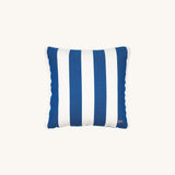 Detailaufnahme des another mondaen Outdoor Kissens Classic Striped Blue – wetterbeständiger Outdoor Stoff mit gestreiftem Design