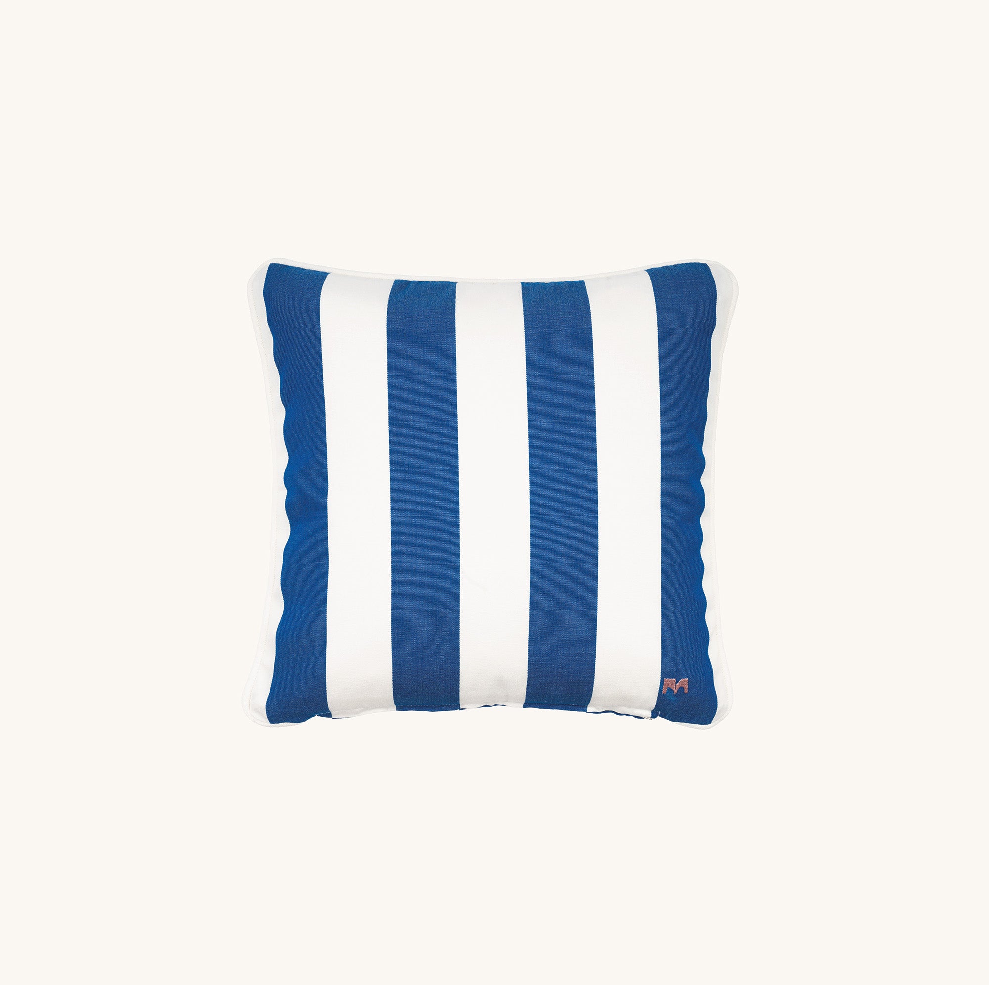 Detailaufnahme des another mondaen Outdoor Kissens Classic Striped Blue – wetterbeständiger Outdoor Stoff mit gestreiftem Design