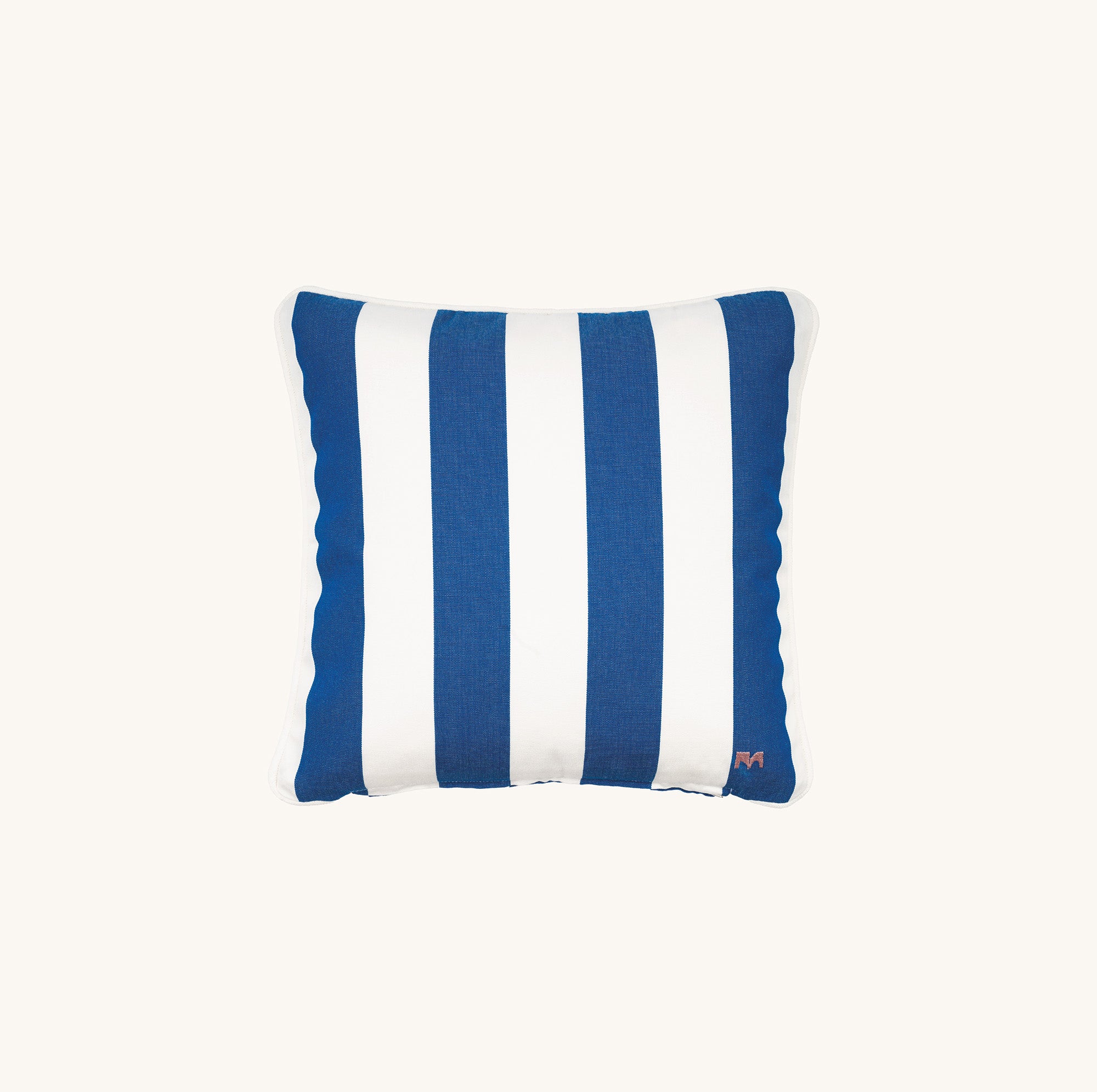 Detailaufnahme des another mondaen Outdoor Kissens Classic Striped Blue – wetterbeständiger Outdoor Stoff mit gestreiftem Design