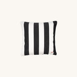 another mondaen Outdoor Kissen Classic Striped Graphit quadratisch – gestreiftes Designkissen für Terrasse und Garten