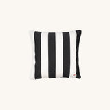 another mondaen Outdoor Kissen Classic Striped Graphit quadratisch – gestreiftes Designkissen für Terrasse und Garten