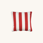 Detailaufnahme des another mondaen Outdoor Kissens Classic Striped red – wetterbeständiger Outdoor Stoff mit gestreiftem Design