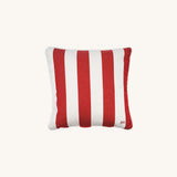 Detailaufnahme des another mondaen Outdoor Kissens Classic Striped red – wetterbeständiger Outdoor Stoff mit gestreiftem Design