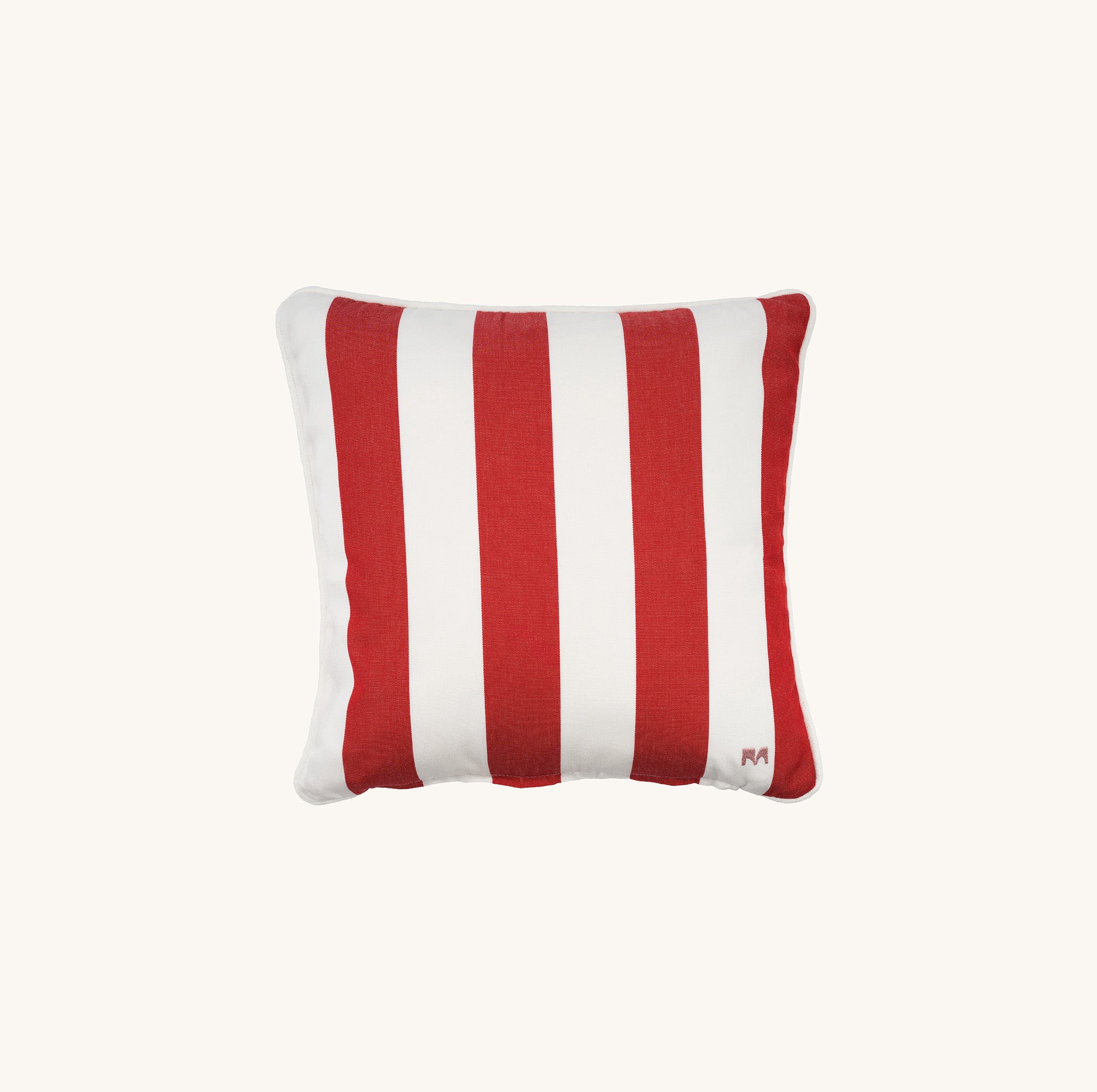 Detailaufnahme des another mondaen Outdoor Kissens Classic Striped red – wetterbeständiger Outdoor Stoff mit gestreiftem Design