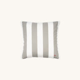 another mondaen Outdoor Kissen Classic Striped stone quadratisch – gestreiftes Designkissen für Terrasse und Garten