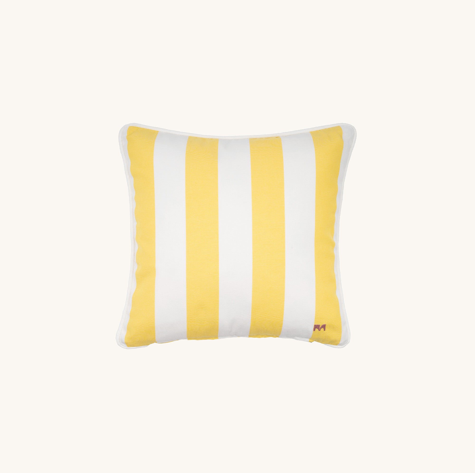 another mondaen Outdoor Kissen Classic Striped Yellow quadratisch – gestreiftes Designkissen für Terrasse, Balkon und Garten