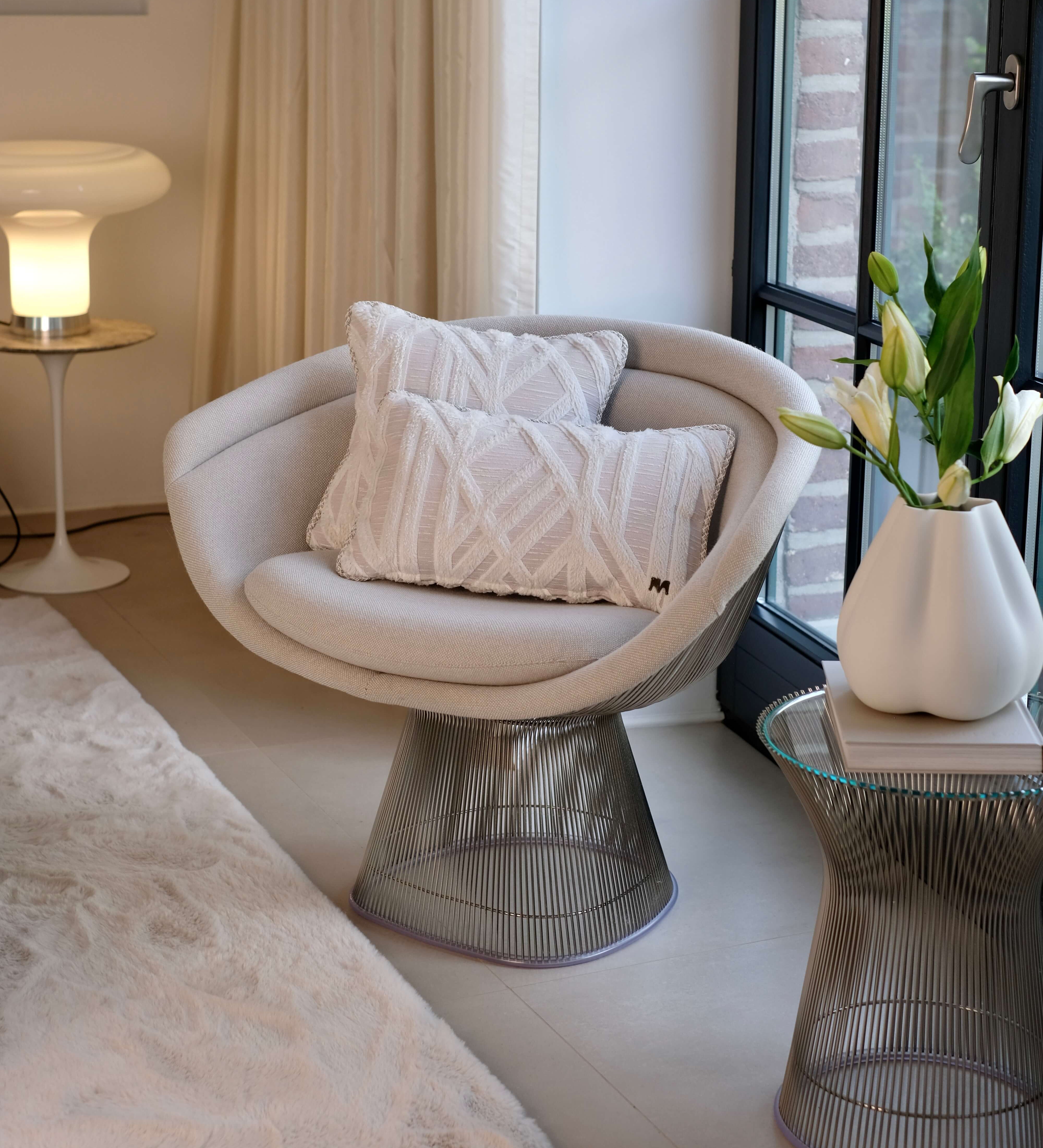 Beige geometrische Kissen 40x40 und 50x30 im modernen Lounge Chair